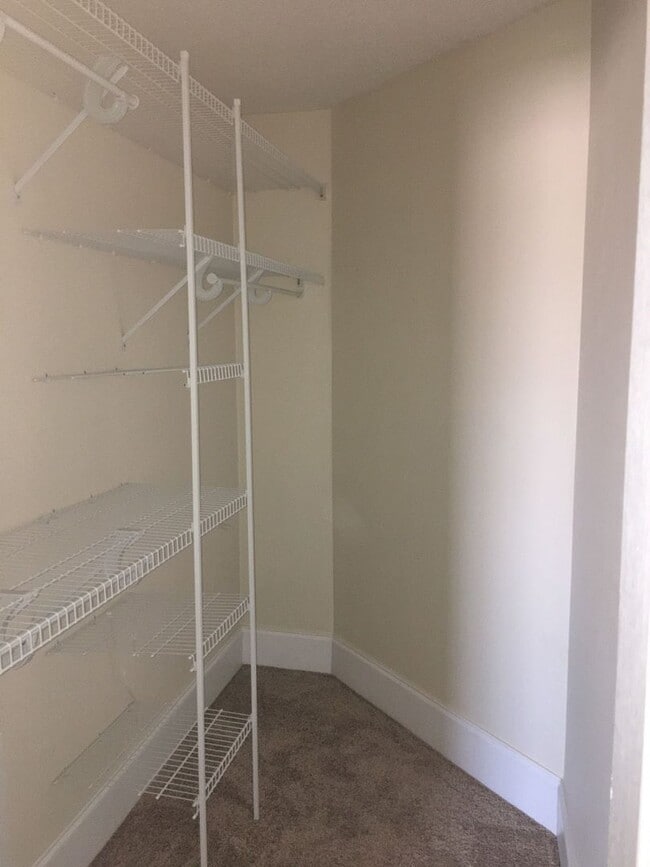 Building Photo - Beautiful, Custom-Built Home in Established & Coveted MOWAT HIGHLANDS!