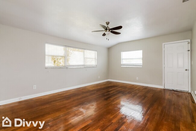 Building Photo - 1231 Greenview Dr