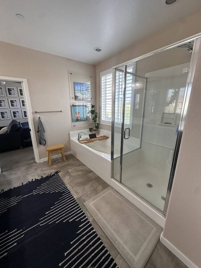 Building Photo - Stylish 4BR/3BA Home in Rosetta Canyon wit...