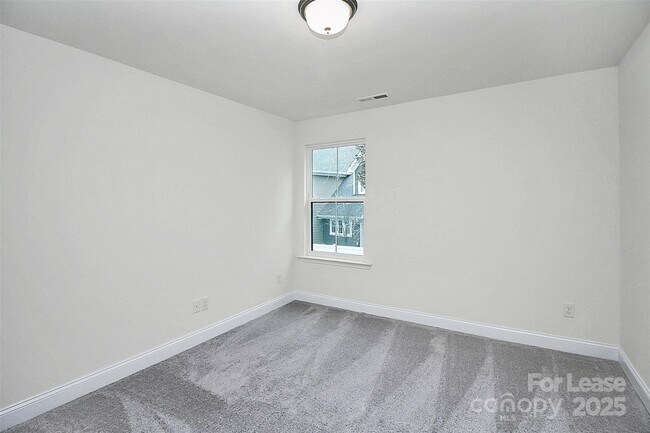 Building Photo - 6029 Mariemont Cir