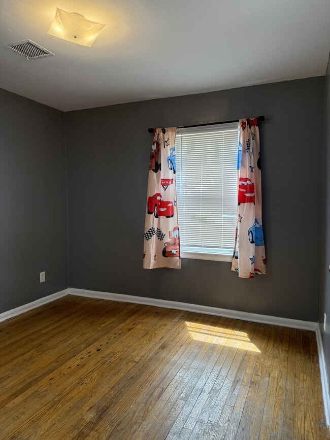 Building Photo - 631 Villa Dr