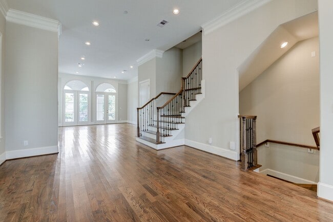 Building Photo - Spectacular Home 4 Bedrooms / 4.5 Bathroom...