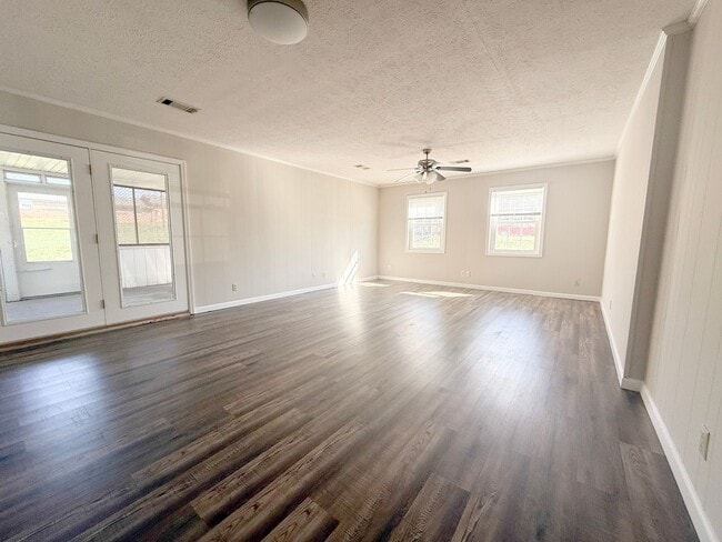 Building Photo - Spacious 3-Bedroom Home with Screened-In Porch and Ample Parking in Cookeville