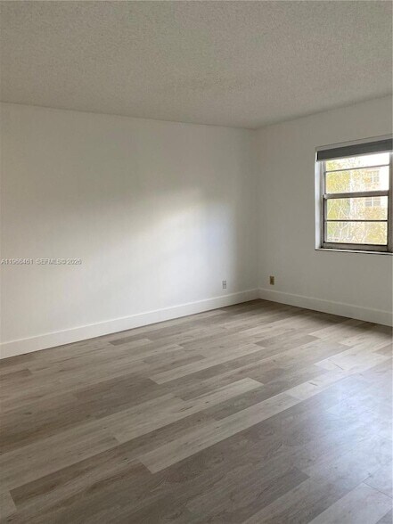 Building Photo - 1075 Riverside Dr