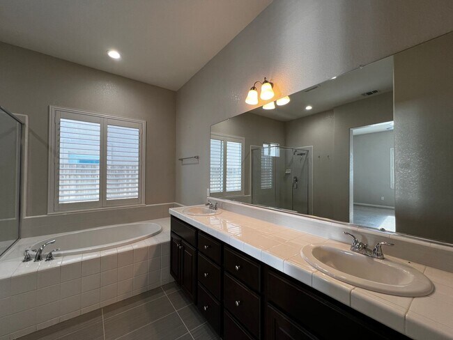 Building Photo - Beautiful 3 Bed, 2 Bath home in highly des...