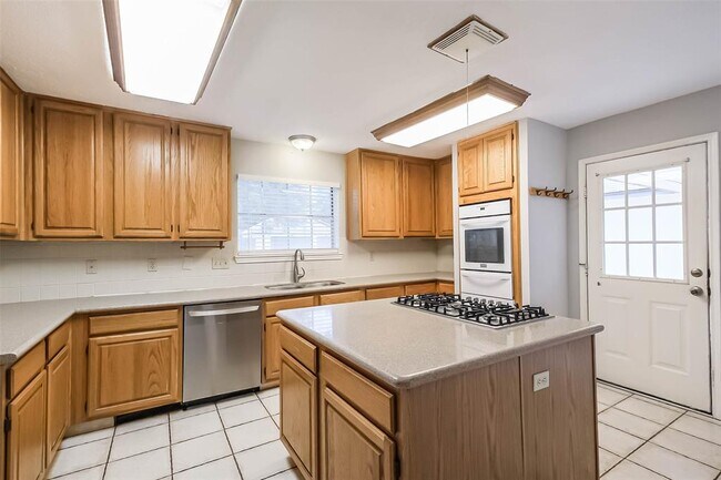 Building Photo - 10218 Hedge Way Dr
