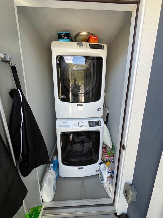 Building Photo - Beautifully fully furnished standalone 2-bedroom, 2-bathroom unit with breathtaking views!