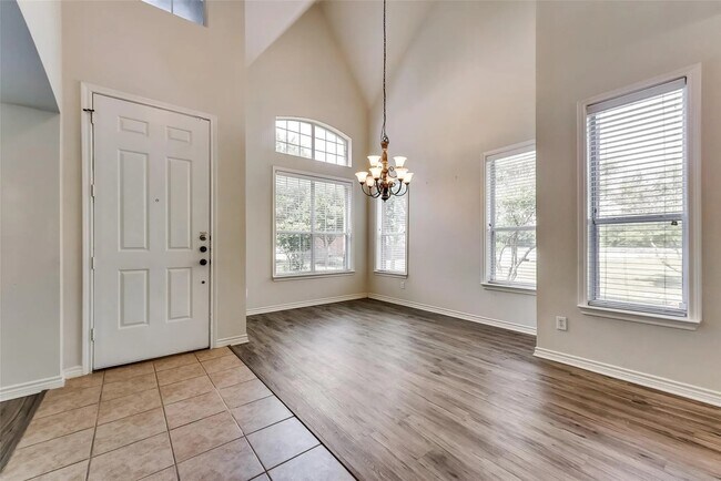 Building Photo - 11104 Seguin Dr
