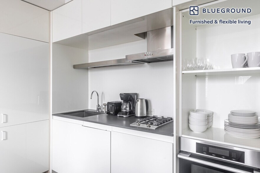 Building Photo - 70 W 45th St