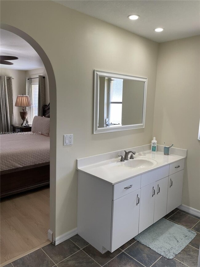 Building Photo - 1402 SE 1st Terrace