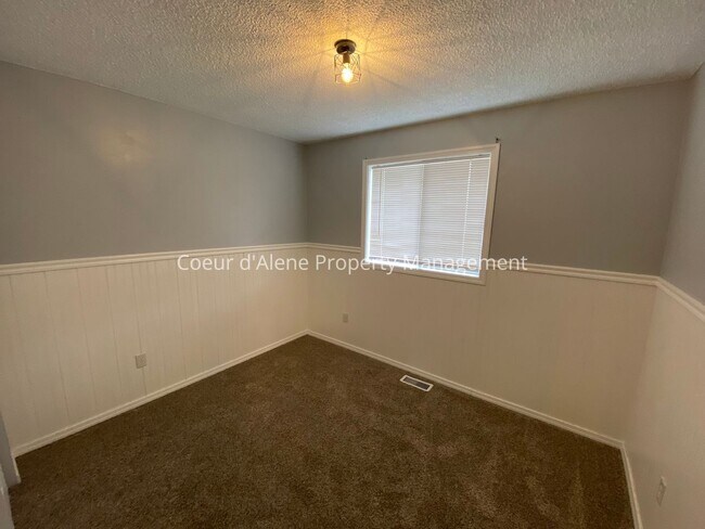 Building Photo - 3 bed house on corner lot in Post Falls!