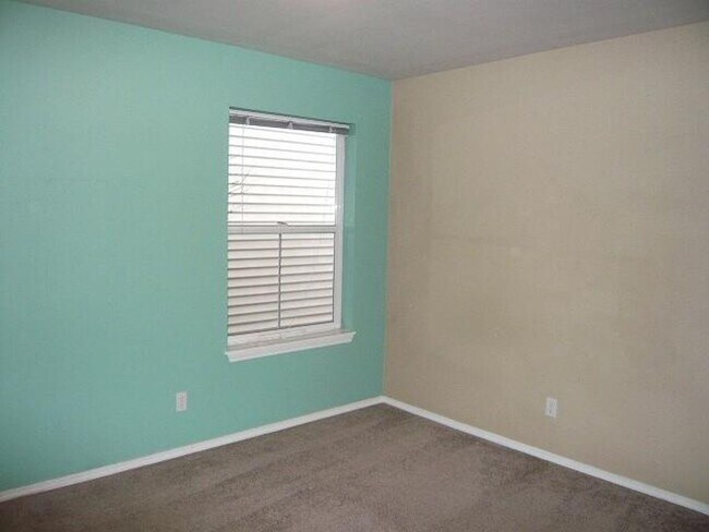 Building Photo - 927-929 Otis St