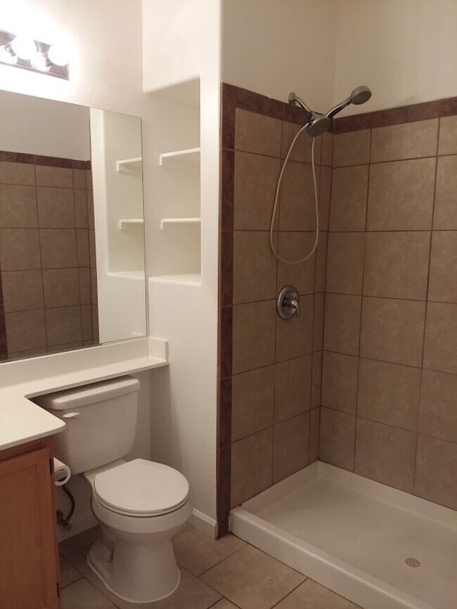 Building Photo - First floor unit in luxury gated Northwest...