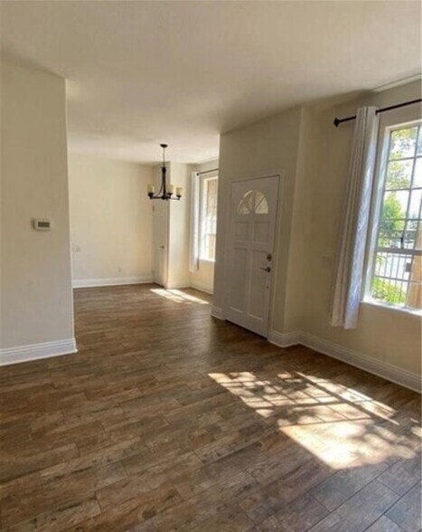 Building Photo - 14 Hillgate Pl