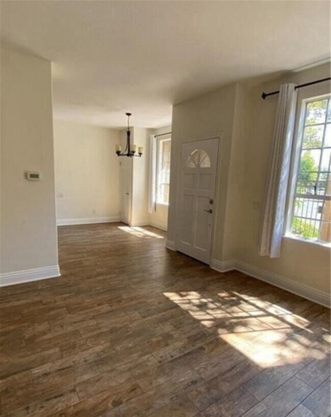 Building Photo - 14 Hillgate Pl