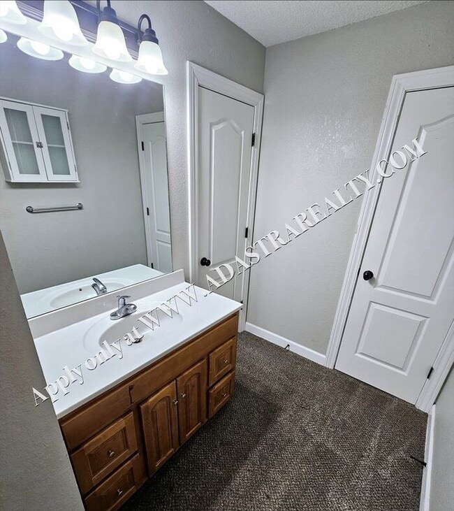 Building Photo - Beautiful Townhome in Blue Springs-Available in FEBRUARY!!