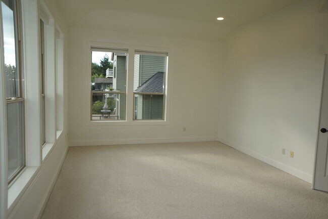Building Photo - Exquisite NW Portland 4 bedroom with panoramic views