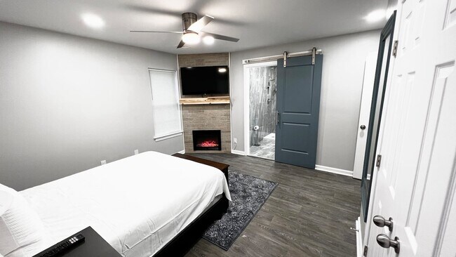 Building Photo - 5569 Pine Gate Dr