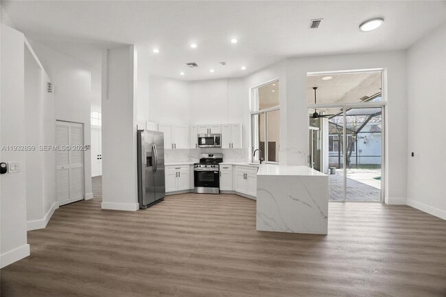 Building Photo - 2611 Oakbrook Ln