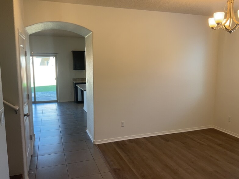 Building Photo - 904 Crown Ct NE