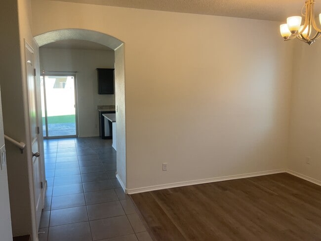 Building Photo - 904 Crown Ct NE