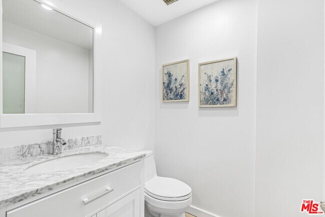 Building Photo - 1131 Alta Loma Rd