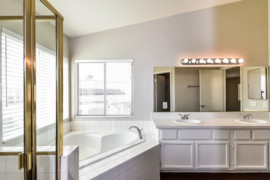 Building Photo - 4841 Villa Elisa Cir