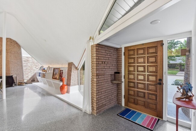 Building Photo - 4603 Ivanhoe St