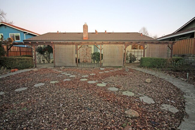 Building Photo - 3 Bedroom Home in Rincon Valley