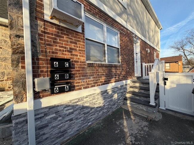 Building Photo - 6 Marwood Rd S