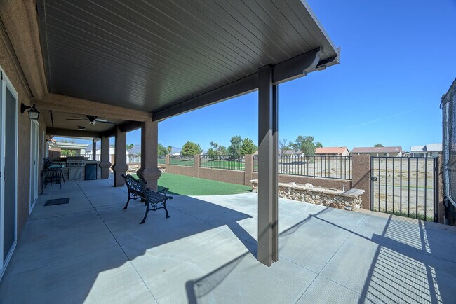 Building Photo - 2121 Desert Lakes Dr