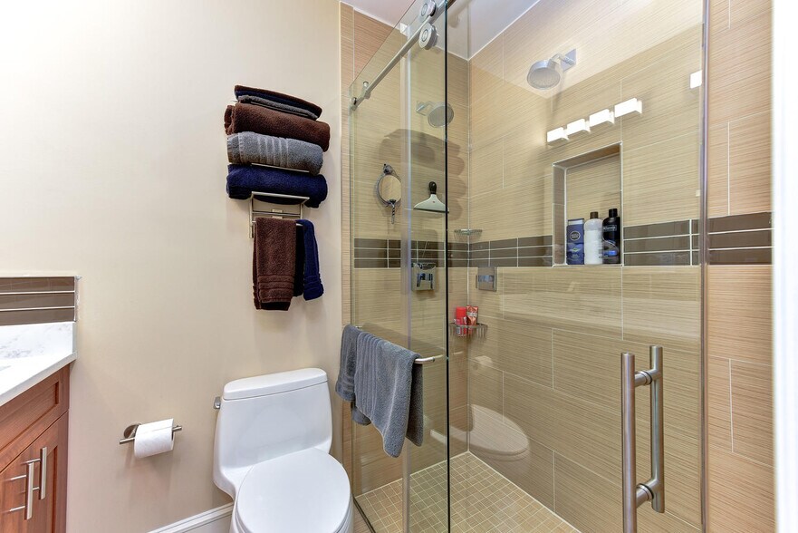Shower - 24 Logan Cir NW