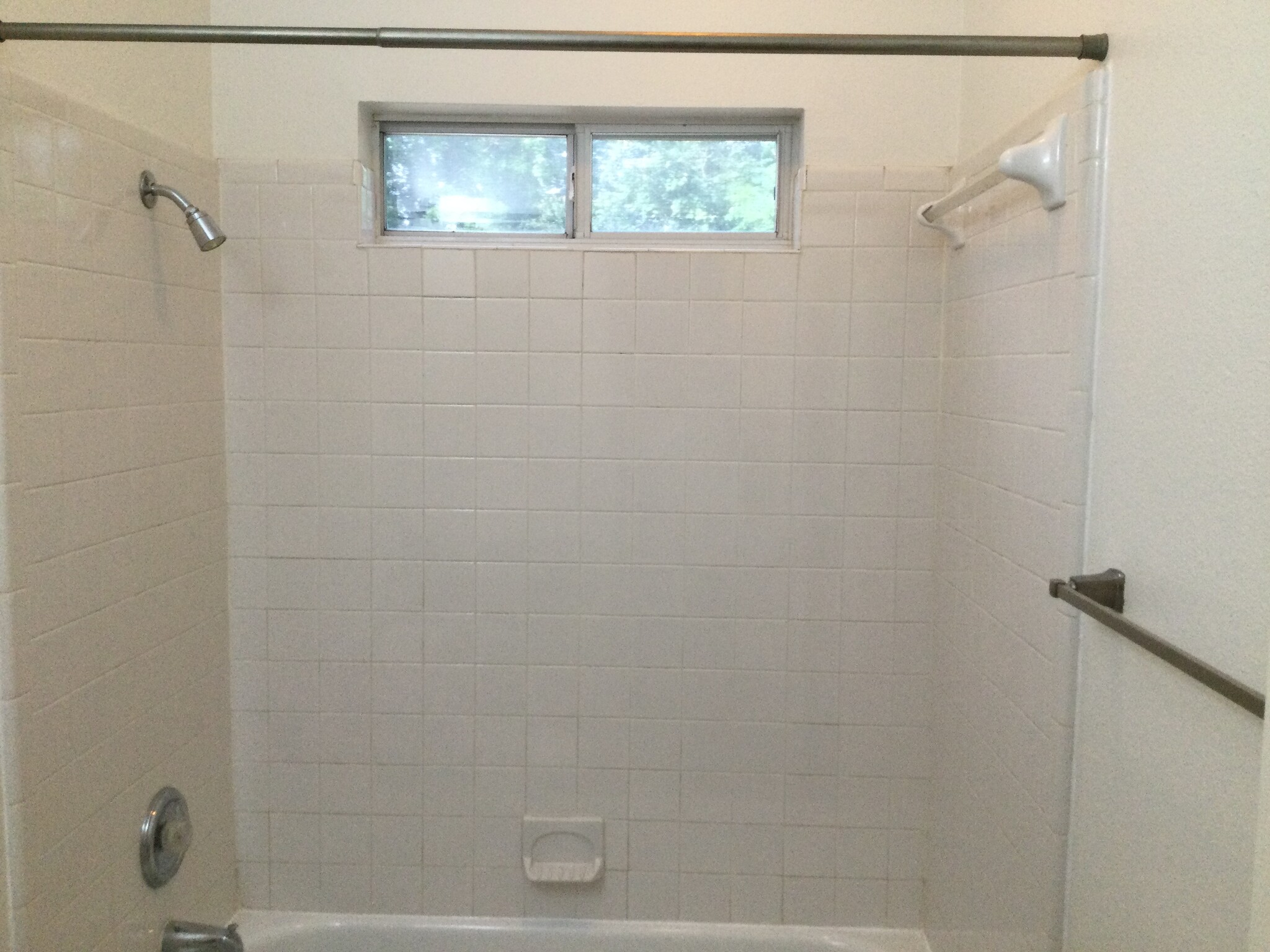 FULL HARD TILE SHOWERS W WINDOW - 3104 Northwest Blvd