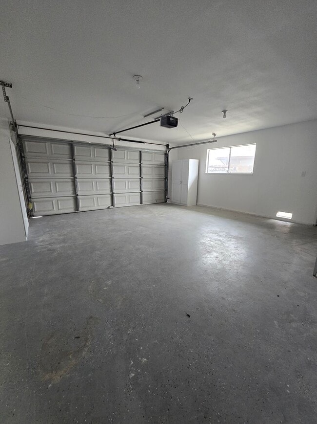 Building Photo - 3 Br 2 BA with extra room in back available now