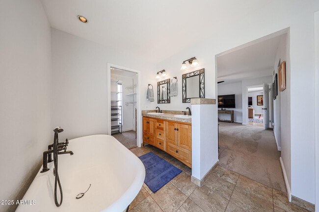 Building Photo - 601 E Forest Hills Dr