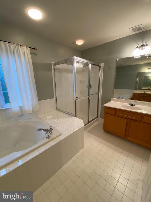 Building Photo - 9656 Potters Hill Cir
