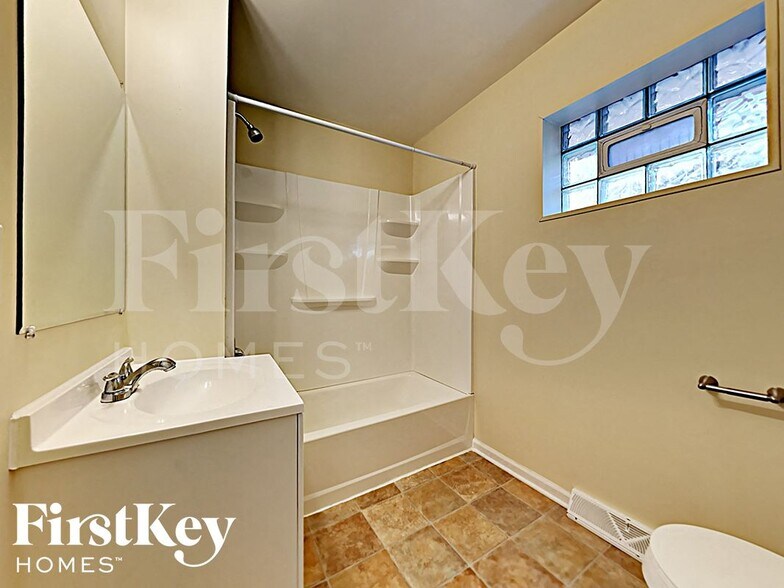 Building Photo - 7919 Oak Park Ave