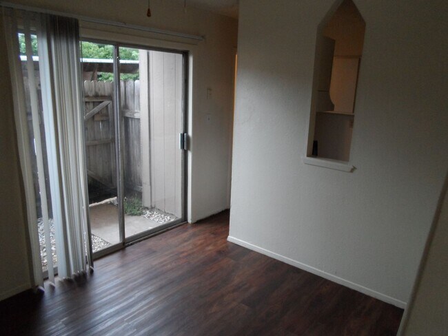 Building Photo - College Station -2 bedroom /1.5 bath Townhome-Style Fourplex on TAMU Shuttle Route!