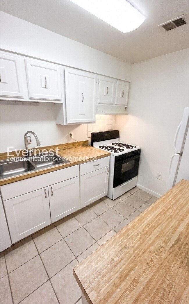 Building Photo - Spacious Town Home with Fenced Yard and Modern Amenities | Pet Friendly | Available Soon!