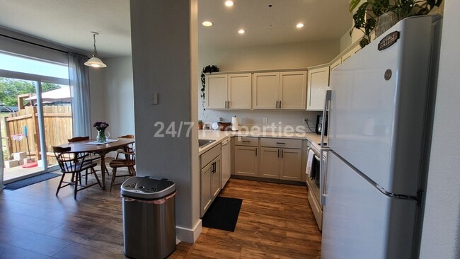 Building Photo - *Half Off First Month!* Stylish and Modern...