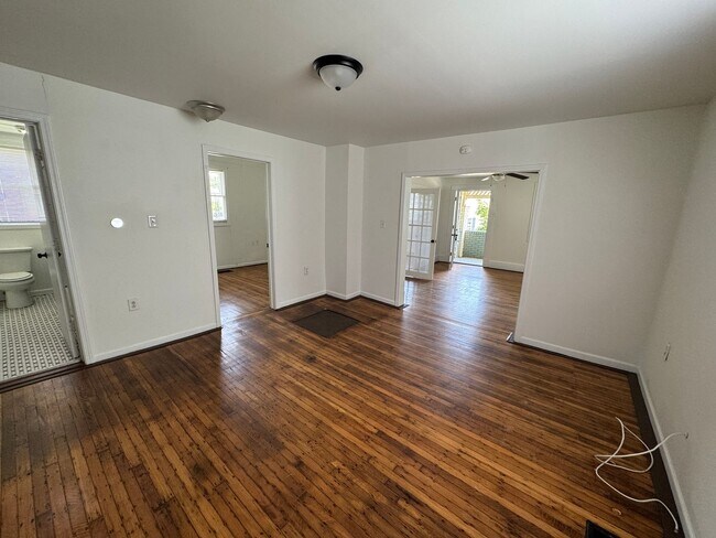 Building Photo - Near Westside 4 Bedroom 2 Bath