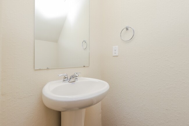 Building Photo - 414 Highwood Ln
