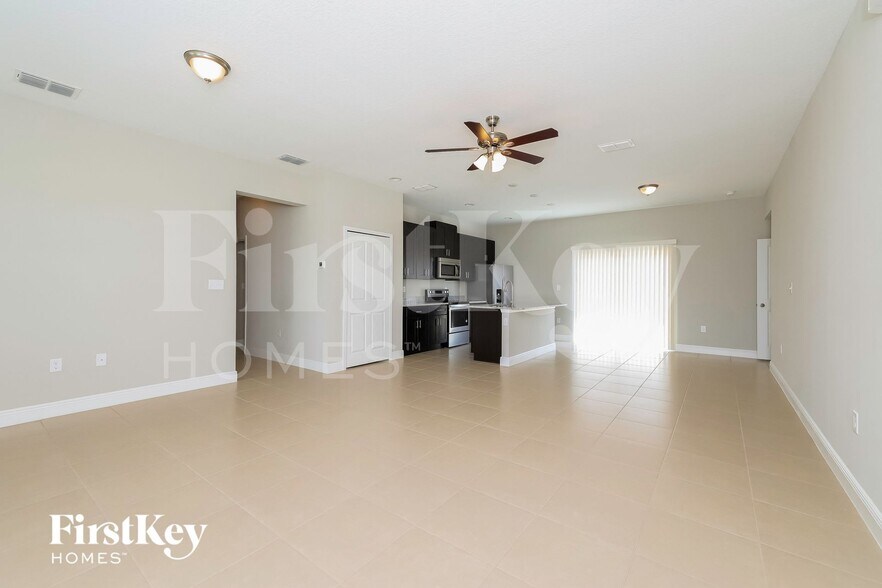 Building Photo - 650 Hudson Valley Dr