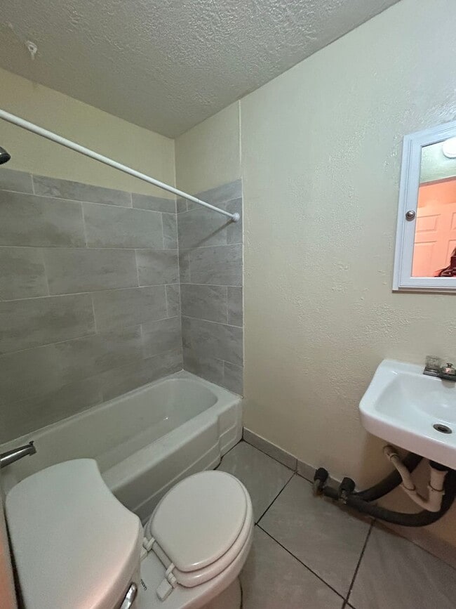 Building Photo - Remodeled  2 bedroom 1 bath