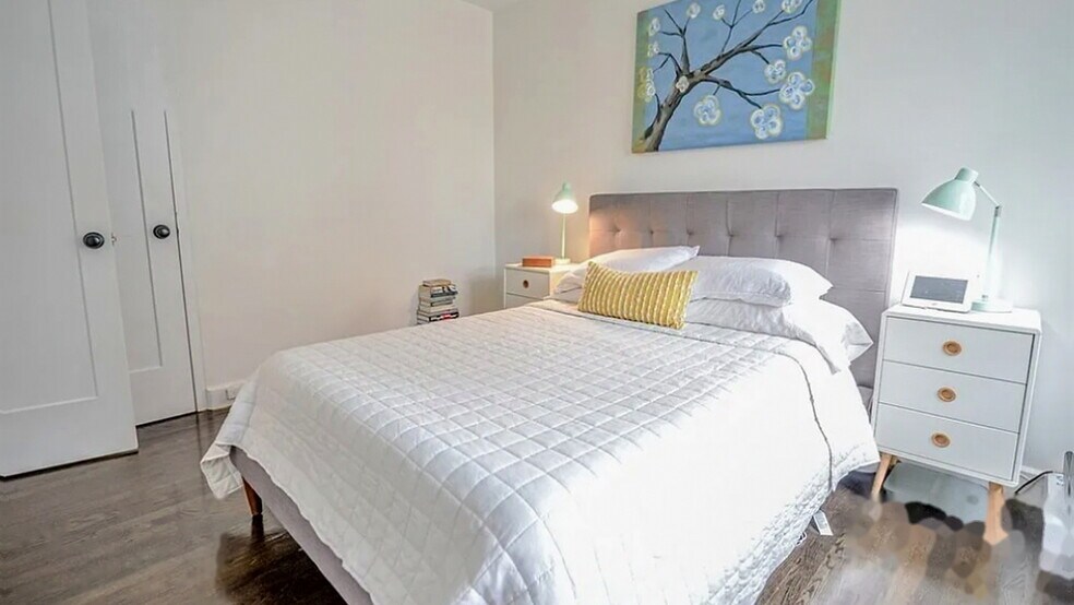 Building Photo - 235 W Van Buren St