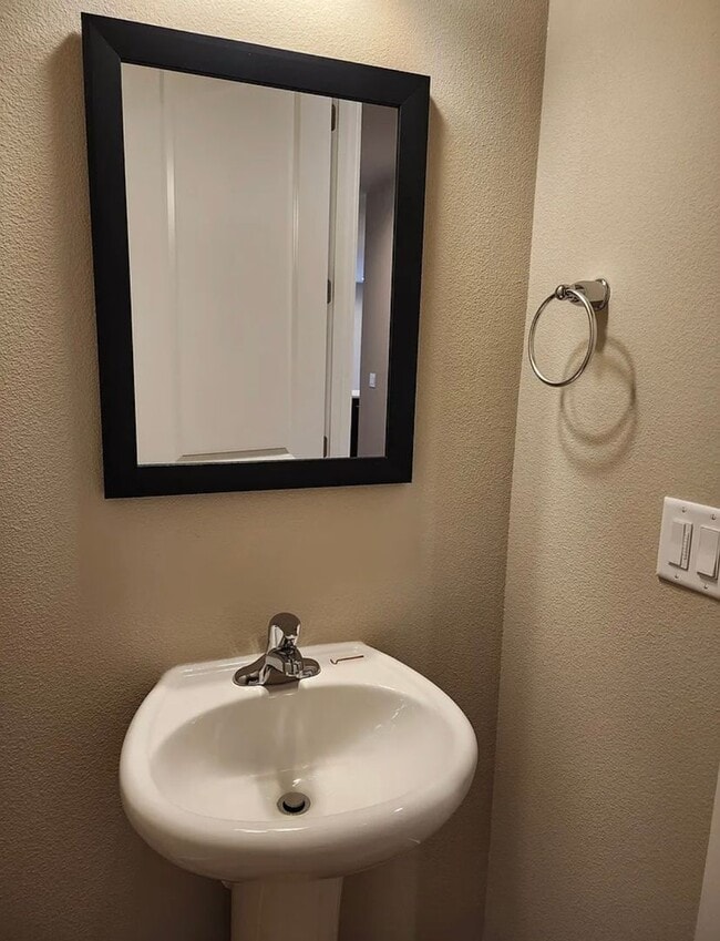 Building Photo - Must See Townhome Located in Ponderosa Ridge