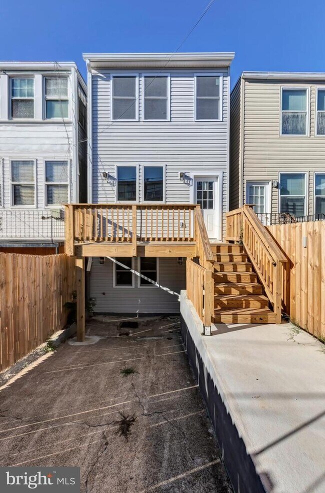 Building Photo - 1529 Isherwood St NE