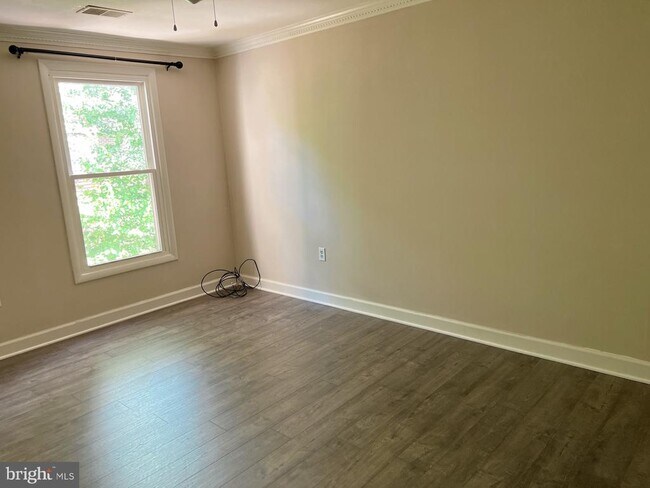 Building Photo - 118 Middle Point Ct