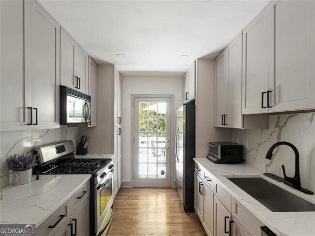 Building Photo - 1572 Berkeley Ln NE