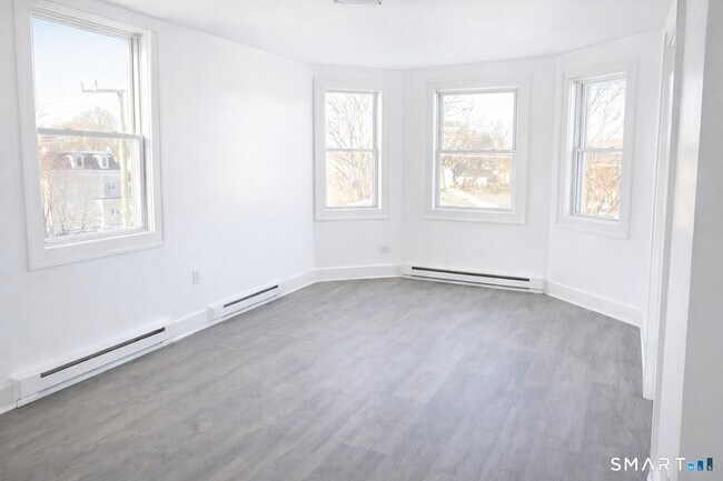 Building Photo - 10 Balmforth Ave